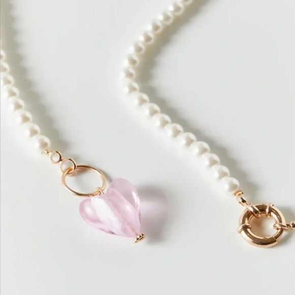 NWT New Urban Outfitters (OU) Pearl w/Pink Heart Toggle Necklace - Picture 1 of 8
